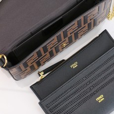 ,配盒子 fendi 小三件套几何图形翻盖迷你手袋,按扣开合。可拆卸链式肩带。内衬配有平口袋。包面采用标 ,配盒子 fendi 小三件套几何图形翻盖迷你手袋,按扣开合。可拆卸链式肩带。内衬配有平口袋。包面采用标