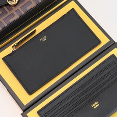 ,配盒子 fendi 小三件套几何图形翻盖迷你手袋,按扣开合。可拆卸链式肩带。内衬配有平口袋。包面采用标 ,配盒子 fendi 小三件套几何图形翻盖迷你手袋,按扣开合。可拆卸链式肩带。内衬配有平口袋。包面采用标