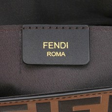 ,配盒子 fendi 小三件套几何图形翻盖迷你手袋,按扣开合。可拆卸链式肩带。内衬配有平口袋。包面采用标 ,配盒子 fendi 小三件套几何图形翻盖迷你手袋,按扣开合。可拆卸链式肩带。内衬配有平口袋。包面采用标