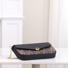 ,配盒子 fendi 小三件套几何图形翻盖迷你手袋,按扣开合。可拆卸链式肩带。内衬配有平口袋。包面采用标 ,配盒子 fendi 小三件套几何图形翻盖迷你手袋,按扣开合。可拆卸链式肩带。内衬配有平口袋。包面采用标