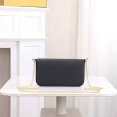 ,配盒子 fendi 小三件套几何图形翻盖迷你手袋,按扣开合。可拆卸链式肩带。内衬配有平口袋。包面采用标 ,配盒子 fendi 小三件套几何图形翻盖迷你手袋,按扣开合。可拆卸链式肩带。内衬配有平口袋。包面采用标