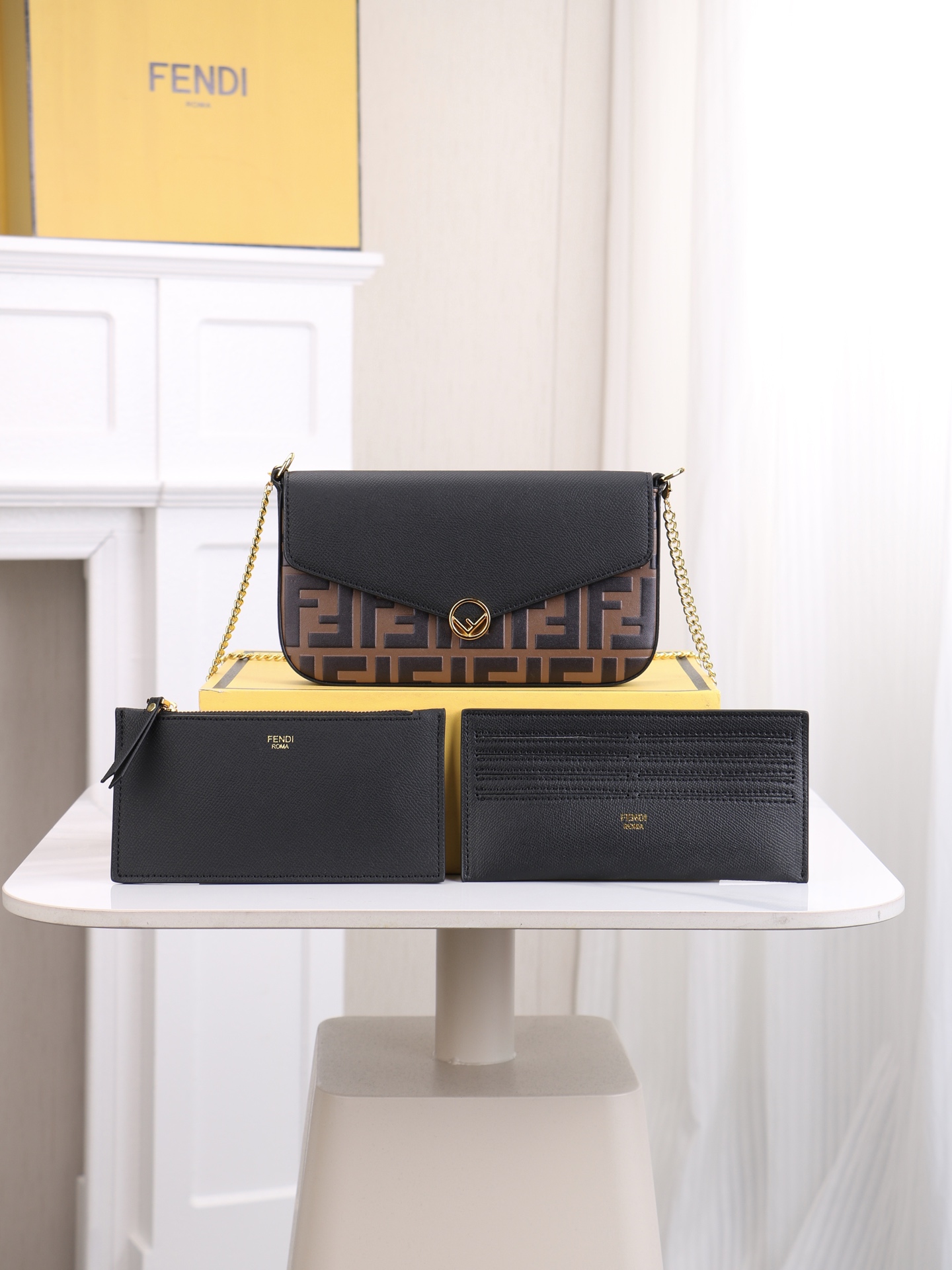 ，配盒子 fendi 小三件套几何图形翻盖迷你手袋，按扣开合。可拆卸链式肩带。内衬配有平口袋。包面采用标