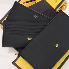 ,配盒子 fendi 小三件套几何图形翻盖迷你手袋,按扣开合。可拆卸链式肩带。内衬配有平口袋。包面采用标 ,配盒子 fendi 小三件套几何图形翻盖迷你手袋,按扣开合。可拆卸链式肩带。内衬配有平口袋。包面采用标