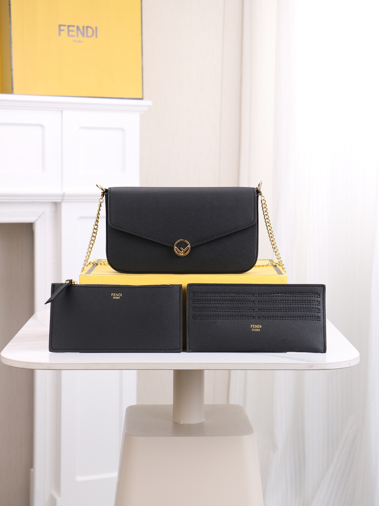 ，配盒子 fendi 小三件套几何图形翻盖迷你手袋，按扣开合。可拆卸链式肩带。内衬配有平口袋。包面采用标