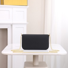 ,配盒子 fendi 小三件套几何图形翻盖迷你手袋,按扣开合。可拆卸链式肩带。内衬配有平口袋。包面采用标 ,配盒子 fendi 小三件套几何图形翻盖迷你手袋,按扣开合。可拆卸链式肩带。内衬配有平口袋。包面采用标