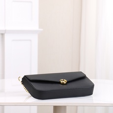 ,配盒子 fendi 小三件套几何图形翻盖迷你手袋,按扣开合。可拆卸链式肩带。内衬配有平口袋。包面采用标 ,配盒子 fendi 小三件套几何图形翻盖迷你手袋,按扣开合。可拆卸链式肩带。内衬配有平口袋。包面采用标