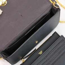 ,配盒子 fendi 小三件套几何图形翻盖迷你手袋,按扣开合。可拆卸链式肩带。内衬配有平口袋。包面采用标 ,配盒子 fendi 小三件套几何图形翻盖迷你手袋,按扣开合。可拆卸链式肩带。内衬配有平口袋。包面采用标