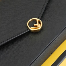 ,配盒子 fendi 小三件套几何图形翻盖迷你手袋,按扣开合。可拆卸链式肩带。内衬配有平口袋。包面采用标 ,配盒子 fendi 小三件套几何图形翻盖迷你手袋,按扣开合。可拆卸链式肩带。内衬配有平口袋。包面采用标