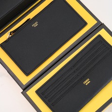 ,配盒子 fendi 小三件套几何图形翻盖迷你手袋,按扣开合。可拆卸链式肩带。内衬配有平口袋。包面采用标 ,配盒子 fendi 小三件套几何图形翻盖迷你手袋,按扣开合。可拆卸链式肩带。内衬配有平口袋。包面采用标
