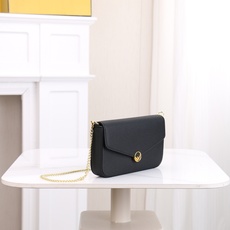 ,配盒子 fendi 小三件套几何图形翻盖迷你手袋,按扣开合。可拆卸链式肩带。内衬配有平口袋。包面采用标 ,配盒子 fendi 小三件套几何图形翻盖迷你手袋,按扣开合。可拆卸链式肩带。内衬配有平口袋。包面采用标