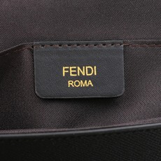 ,配盒子 fendi 小三件套几何图形翻盖迷你手袋,按扣开合。可拆卸链式肩带。内衬配有平口袋。包面采用标 ,配盒子 fendi 小三件套几何图形翻盖迷你手袋,按扣开合。可拆卸链式肩带。内衬配有平口袋。包面采用标