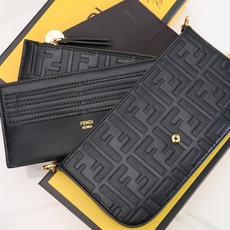 ,配盒子 fendi 小三件套几何图形翻盖迷你手袋,按扣开合。可拆卸链式肩带。内衬配有平口袋。包面采用标 ,配盒子 fendi 小三件套几何图形翻盖迷你手袋,按扣开合。可拆卸链式肩带。内衬配有平口袋。包面采用标