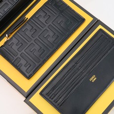 ,配盒子 fendi 小三件套几何图形翻盖迷你手袋,按扣开合。可拆卸链式肩带。内衬配有平口袋。包面采用标 ,配盒子 fendi 小三件套几何图形翻盖迷你手袋,按扣开合。可拆卸链式肩带。内衬配有平口袋。包面采用标