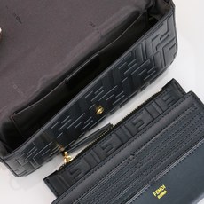 ,配盒子 fendi 小三件套几何图形翻盖迷你手袋,按扣开合。可拆卸链式肩带。内衬配有平口袋。包面采用标 ,配盒子 fendi 小三件套几何图形翻盖迷你手袋,按扣开合。可拆卸链式肩带。内衬配有平口袋。包面采用标