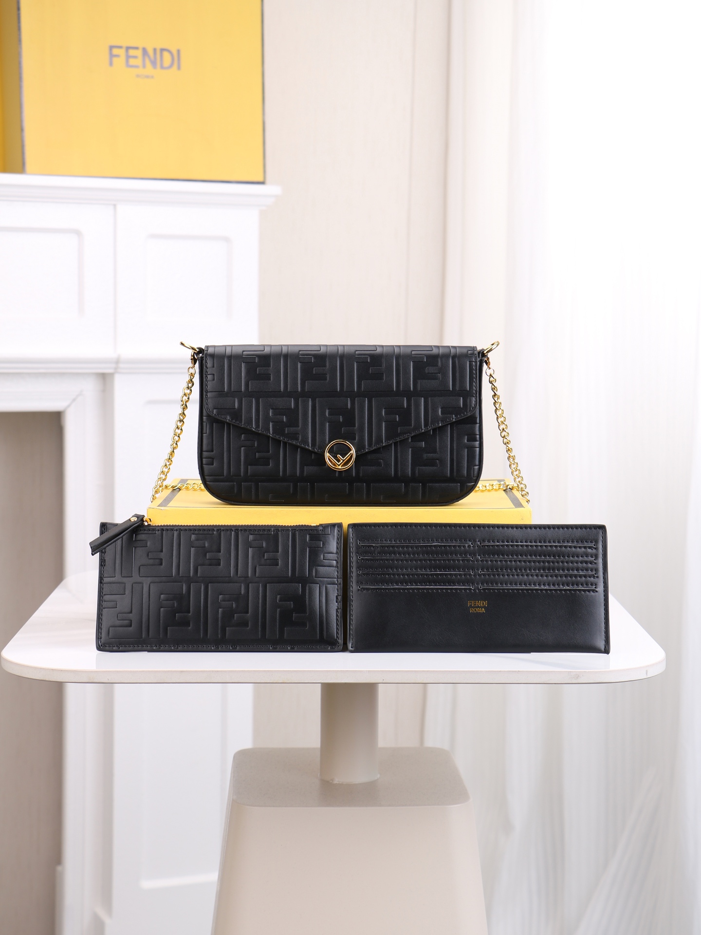 ，配盒子 fendi 小三件套几何图形翻盖迷你手袋，按扣开合。可拆卸链式肩带。内衬配有平口袋。包面采用标
