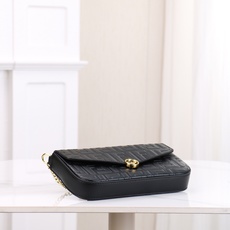 ,配盒子 fendi 小三件套几何图形翻盖迷你手袋,按扣开合。可拆卸链式肩带。内衬配有平口袋。包面采用标 ,配盒子 fendi 小三件套几何图形翻盖迷你手袋,按扣开合。可拆卸链式肩带。内衬配有平口袋。包面采用标