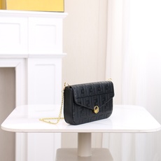 ,配盒子 fendi 小三件套几何图形翻盖迷你手袋,按扣开合。可拆卸链式肩带。内衬配有平口袋。包面采用标 ,配盒子 fendi 小三件套几何图形翻盖迷你手袋,按扣开合。可拆卸链式肩带。内衬配有平口袋。包面采用标