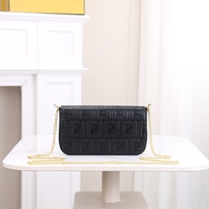 ,配盒子 fendi 小三件套几何图形翻盖迷你手袋,按扣开合。可拆卸链式肩带。内衬配有平口袋。包面采用标 ,配盒子 fendi 小三件套几何图形翻盖迷你手袋,按扣开合。可拆卸链式肩带。内衬配有平口袋。包面采用标