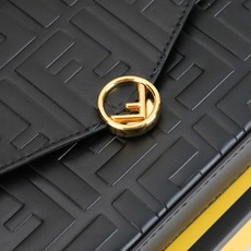 ,配盒子 fendi 小三件套几何图形翻盖迷你手袋,按扣开合。可拆卸链式肩带。内衬配有平口袋。包面采用标 ,配盒子 fendi 小三件套几何图形翻盖迷你手袋,按扣开合。可拆卸链式肩带。内衬配有平口袋。包面采用标
