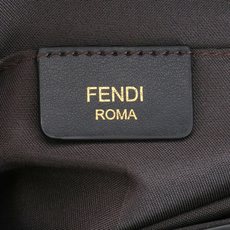 ,配盒子 fendi 小三件套几何图形翻盖迷你手袋,按扣开合。可拆卸链式肩带。内衬配有平口袋。包面采用标 ,配盒子 fendi 小三件套几何图形翻盖迷你手袋,按扣开合。可拆卸链式肩带。内衬配有平口袋。包面采用标