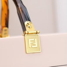 大号。FÉŃĎI TOTE 托特包“阳光手提袋”皮革简单字母LOGO设计,琥珀色双手柄是整个包包最大焦点 大号。FÉŃĎI TOTE 托特包“阳光手提袋”皮革简单字母LOGO设计,琥珀色双手柄是整个包包最大焦点