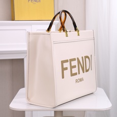 大号。FÉŃĎI TOTE 托特包“阳光手提袋”皮革简单字母LOGO设计,琥珀色双手柄是整个包包最大焦点 大号。FÉŃĎI TOTE 托特包“阳光手提袋”皮革简单字母LOGO设计,琥珀色双手柄是整个包包最大焦点
