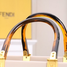 大号。FÉŃĎI TOTE 托特包“阳光手提袋”皮革简单字母LOGO设计,琥珀色双手柄是整个包包最大焦点 大号。FÉŃĎI TOTE 托特包“阳光手提袋”皮革简单字母LOGO设计,琥珀色双手柄是整个包包最大焦点