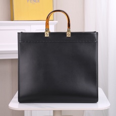 大号。FÉŃĎI TOTE 托特包“阳光手提袋”皮革简单字母LOGO设计,琥珀色双手柄是整个包包最大焦点 大号。FÉŃĎI TOTE 托特包“阳光手提袋”皮革简单字母LOGO设计,琥珀色双手柄是整个包包最大焦点