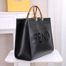 大号。FÉŃĎI TOTE 托特包“阳光手提袋”皮革简单字母LOGO设计,琥珀色双手柄是整个包包最大焦点 大号。FÉŃĎI TOTE 托特包“阳光手提袋”皮革简单字母LOGO设计,琥珀色双手柄是整个包包最大焦点