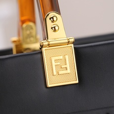 大号。FÉŃĎI TOTE 托特包“阳光手提袋”皮革简单字母LOGO设计,琥珀色双手柄是整个包包最大焦点 大号。FÉŃĎI TOTE 托特包“阳光手提袋”皮革简单字母LOGO设计,琥珀色双手柄是整个包包最大焦点