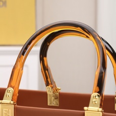 大号。FÉŃĎI TOTE 托特包“阳光手提袋”皮革简单字母LOGO设计,琥珀色双手柄是整个包包最大焦点 大号。FÉŃĎI TOTE 托特包“阳光手提袋”皮革简单字母LOGO设计,琥珀色双手柄是整个包包最大焦点
