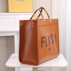 大号。FÉŃĎI TOTE 托特包“阳光手提袋”皮革简单字母LOGO设计,琥珀色双手柄是整个包包最大焦点 大号。FÉŃĎI TOTE 托特包“阳光手提袋”皮革简单字母LOGO设计,琥珀色双手柄是整个包包最大焦点