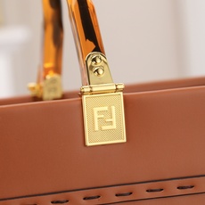 大号。FÉŃĎI TOTE 托特包“阳光手提袋”皮革简单字母LOGO设计,琥珀色双手柄是整个包包最大焦点 大号。FÉŃĎI TOTE 托特包“阳光手提袋”皮革简单字母LOGO设计,琥珀色双手柄是整个包包最大焦点