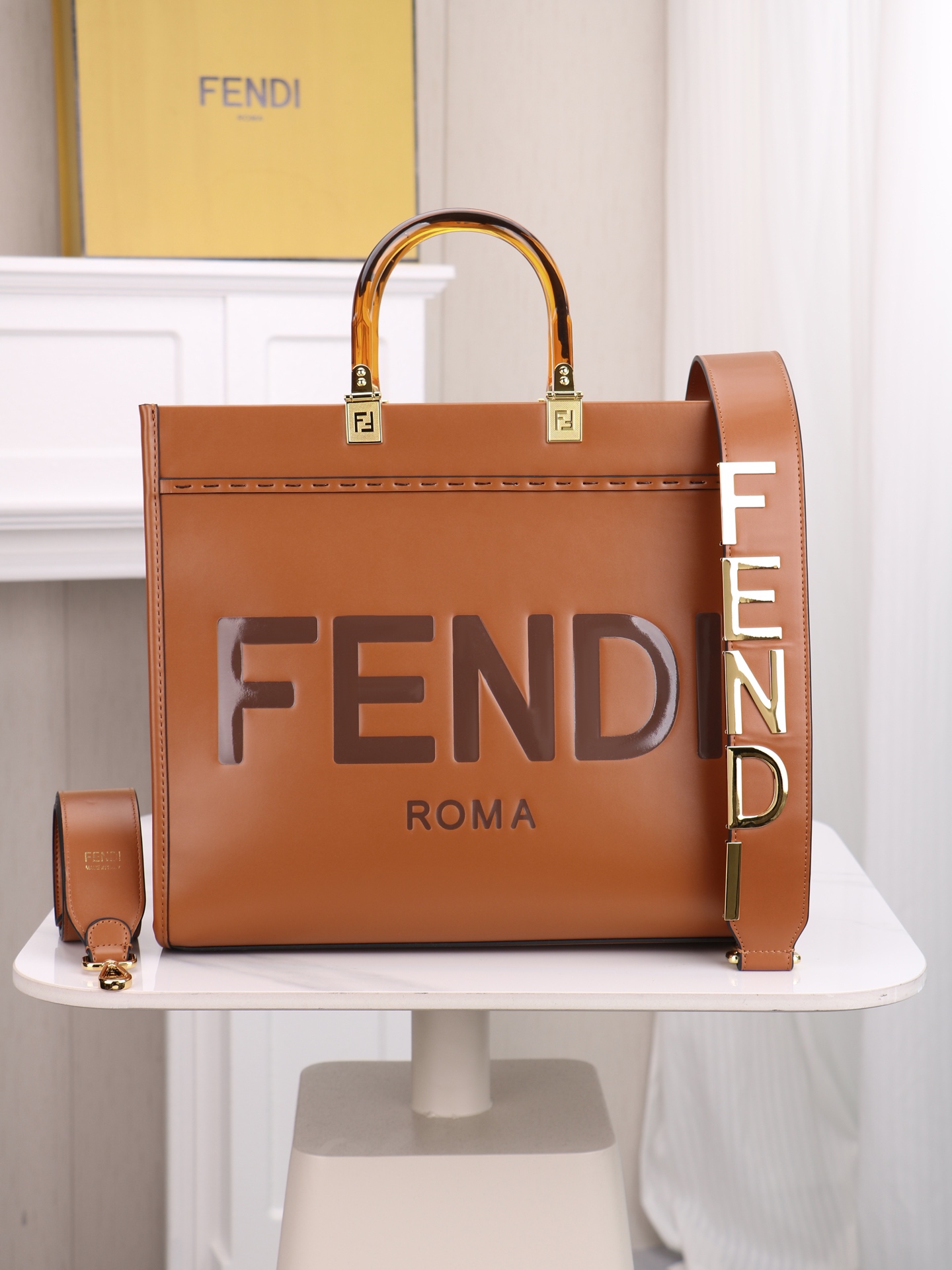 （质量升级 两条肩带 手工穿孔的） 出货咯。小号全新size shine tote FÉŃĎI TOTE