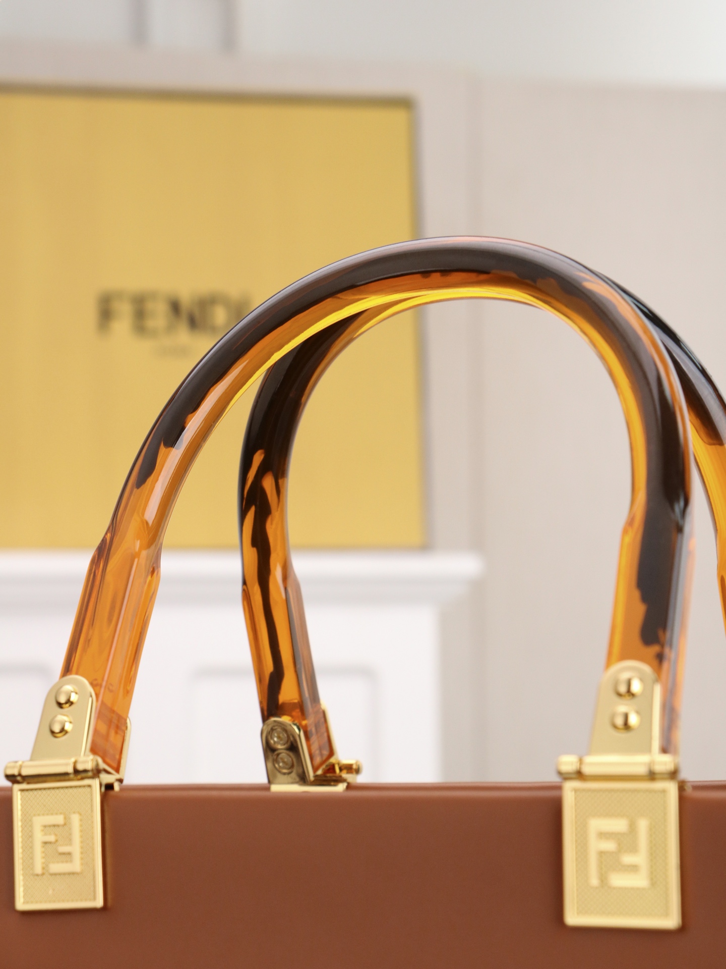 （质量升级 两条肩带 手工穿孔的） 出货咯。小号全新size shine tote FÉŃĎI TOTE