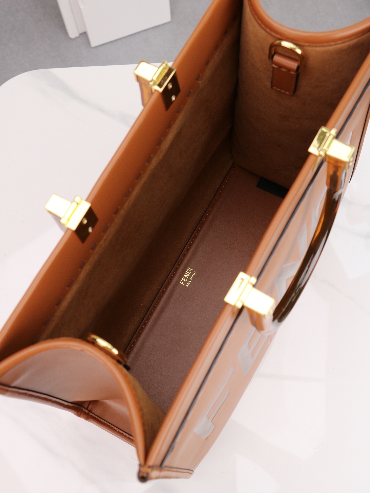 （质量升级 两条肩带 手工穿孔的） 出货咯。小号全新size shine tote FÉŃĎI TOTE