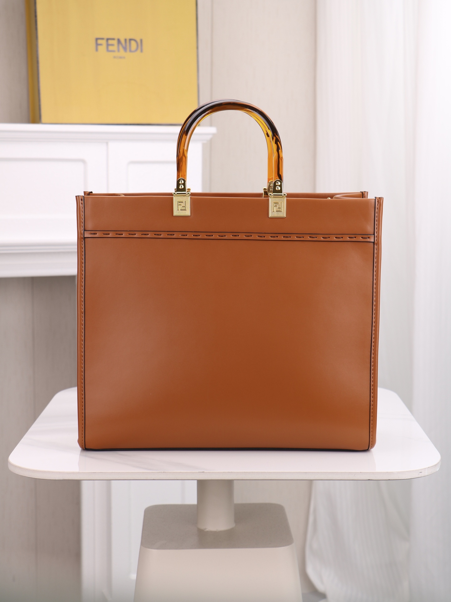 （质量升级 两条肩带 手工穿孔的） 出货咯。小号全新size shine tote FÉŃĎI TOTE