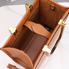 出货咯。小号全新size shine tote FÉŃĎI TOTE 托特包“阳光手提袋”简单字母LOG 出货咯。小号全新size shine tote FÉŃĎI TOTE 托特包“阳光手提袋”简单字母LOG
