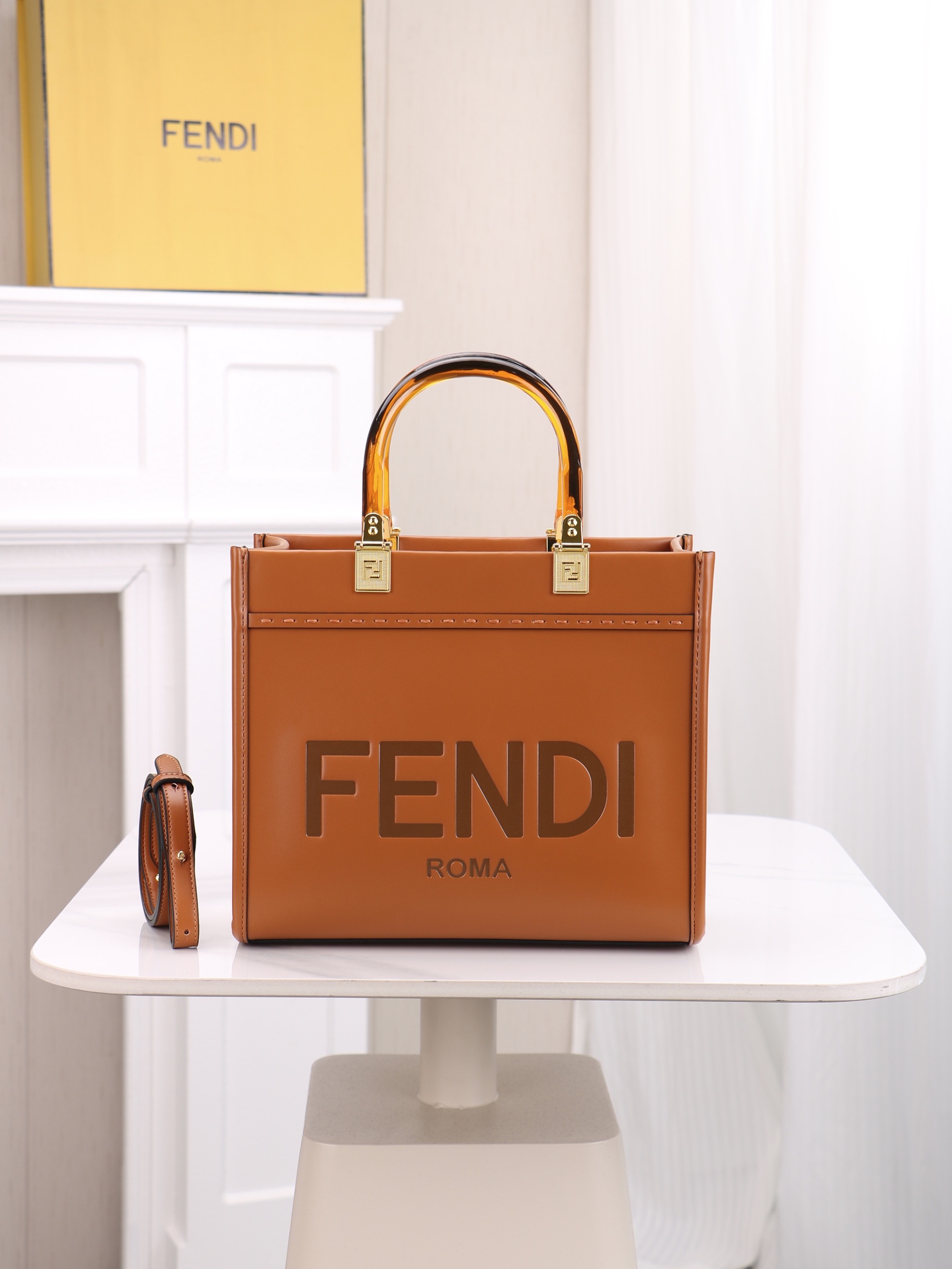 出货咯。小号全新size shine tote FÉŃĎI TOTE 托特包“阳光手提袋”简单字母LOG