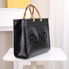 (质量升级 两条肩带 手工穿孔的) 出货咯。小号全新size shine tote FÉŃĎI TOTE (质量升级 两条肩带 手工穿孔的) 出货咯。小号全新size shine tote FÉŃĎI TOTE