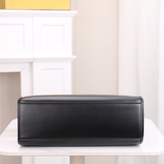 (质量升级 两条肩带 手工穿孔的) 出货咯。小号全新size shine tote FÉŃĎI TOTE (质量升级 两条肩带 手工穿孔的) 出货咯。小号全新size shine tote FÉŃĎI TOTE