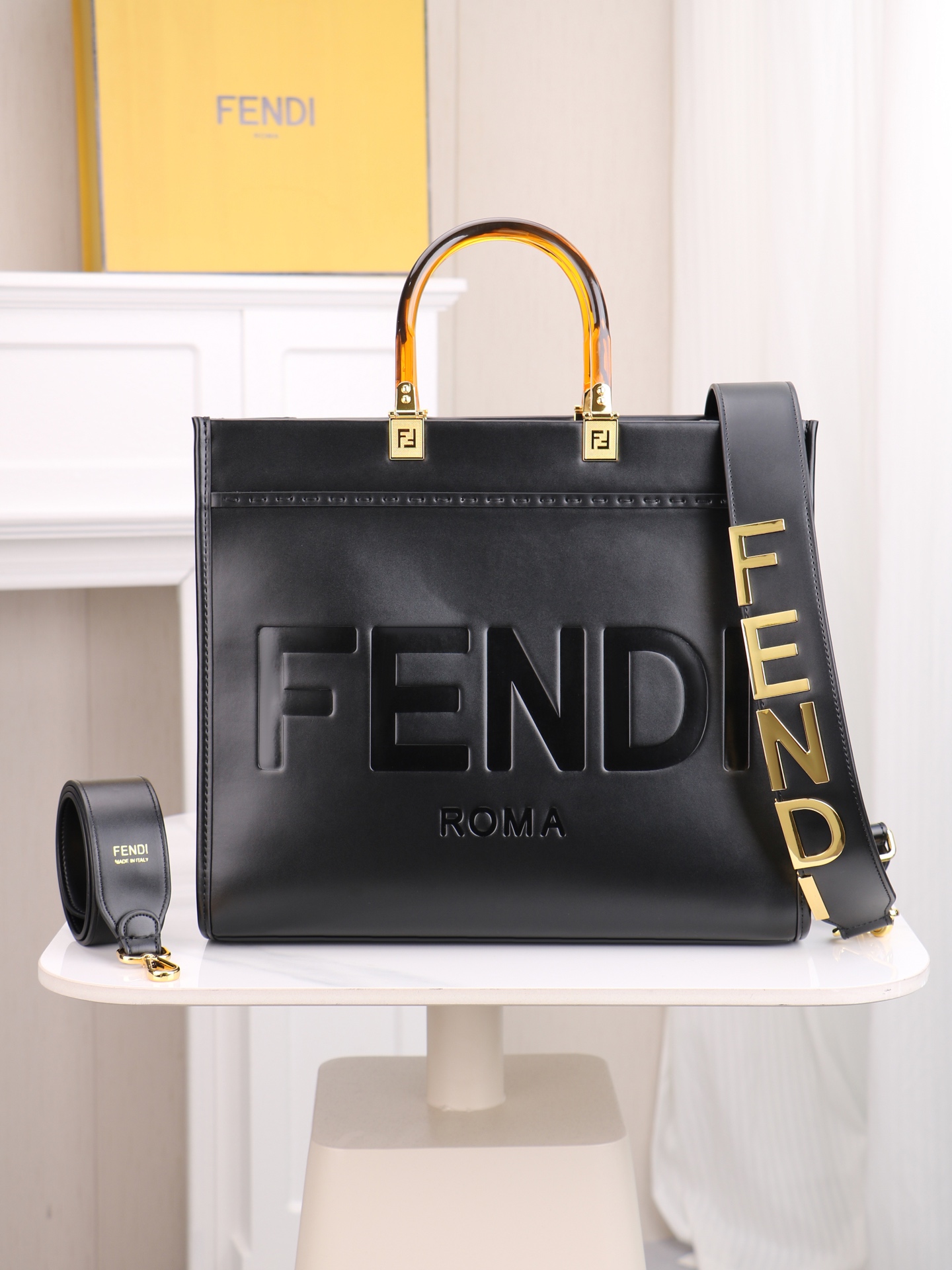 （质量升级 两条肩带 手工穿孔的） 出货咯。小号全新size shine tote FÉŃĎI TOTE