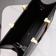 (质量升级 两条肩带 手工穿孔的) 出货咯。小号全新size shine tote FÉŃĎI TOTE (质量升级 两条肩带 手工穿孔的) 出货咯。小号全新size shine tote FÉŃĎI TOTE