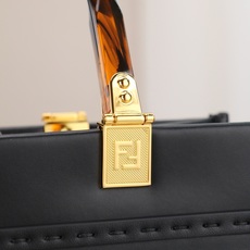 出货咯。小号全新size shine tote FÉŃĎI TOTE 托特包“阳光手提袋”简单字母LOG 出货咯。小号全新size shine tote FÉŃĎI TOTE 托特包“阳光手提袋”简单字母LOG