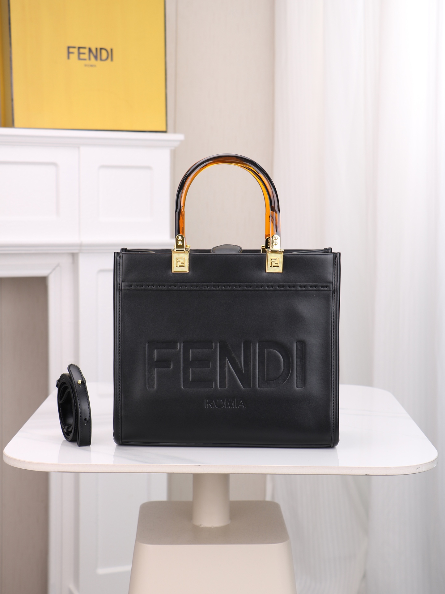 出货咯。小号全新size shine tote FÉŃĎI TOTE 托特包“阳光手提袋”简单字母LOG