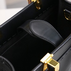 出货咯。小号全新size shine tote FÉŃĎI TOTE 托特包“阳光手提袋”简单字母LOG 出货咯。小号全新size shine tote FÉŃĎI TOTE 托特包“阳光手提袋”简单字母LOG