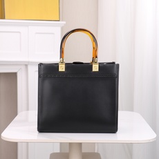 出货咯。小号全新size shine tote FÉŃĎI TOTE 托特包“阳光手提袋”简单字母LOG 出货咯。小号全新size shine tote FÉŃĎI TOTE 托特包“阳光手提袋”简单字母LOG