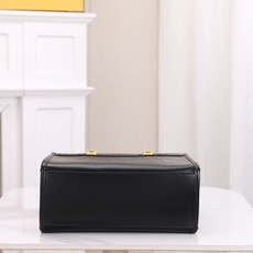 出货咯。小号全新size shine tote FÉŃĎI TOTE 托特包“阳光手提袋”简单字母LOG 出货咯。小号全新size shine tote FÉŃĎI TOTE 托特包“阳光手提袋”简单字母LOG