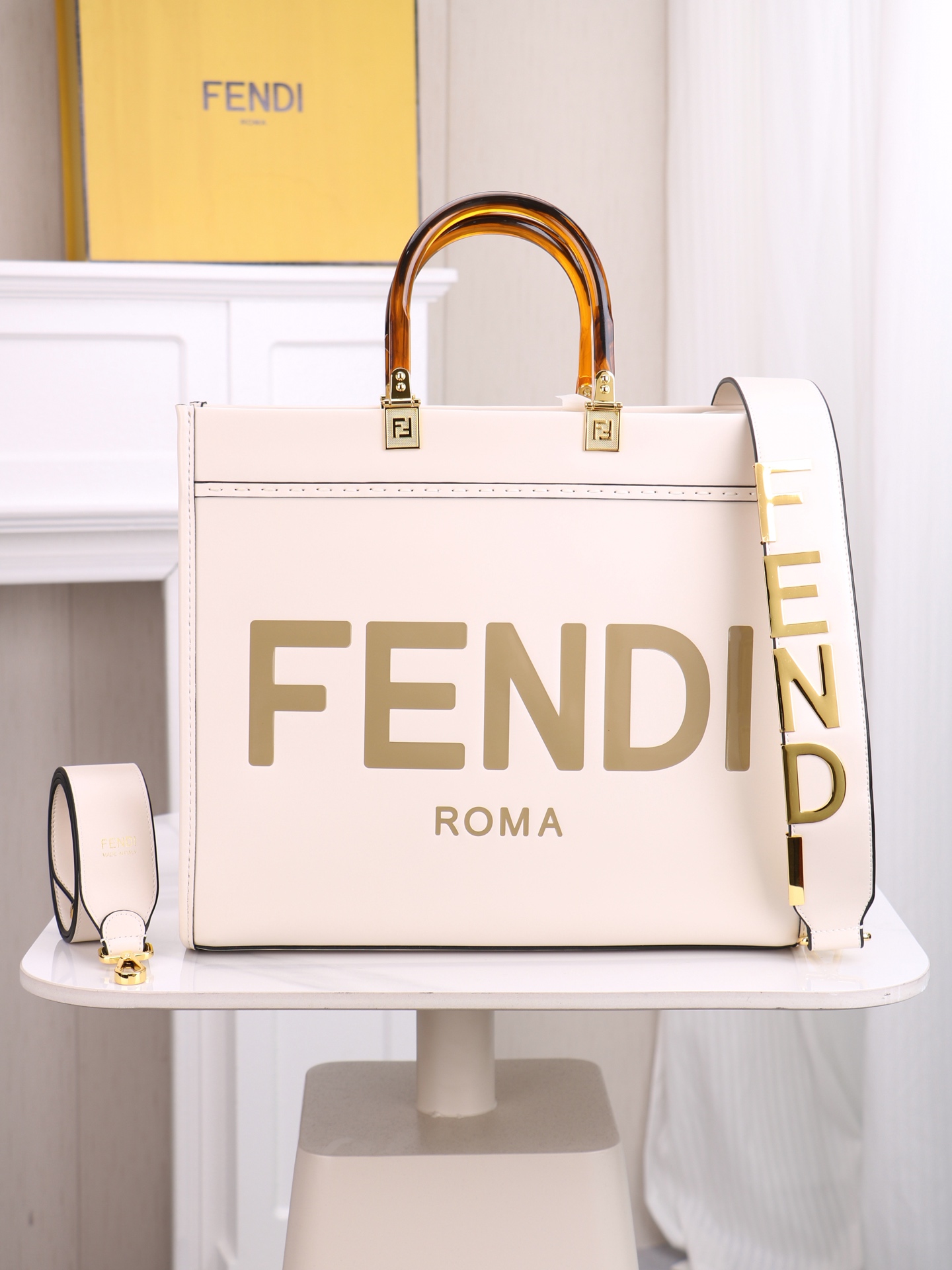 （质量升级 两条肩带 手工穿孔的） 出货咯。小号全新size shine tote FÉŃĎI TOTE