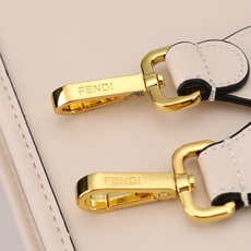 (质量升级 两条肩带 手工穿孔的) 出货咯。小号全新size shine tote FÉŃĎI TOTE (质量升级 两条肩带 手工穿孔的) 出货咯。小号全新size shine tote FÉŃĎI TOTE